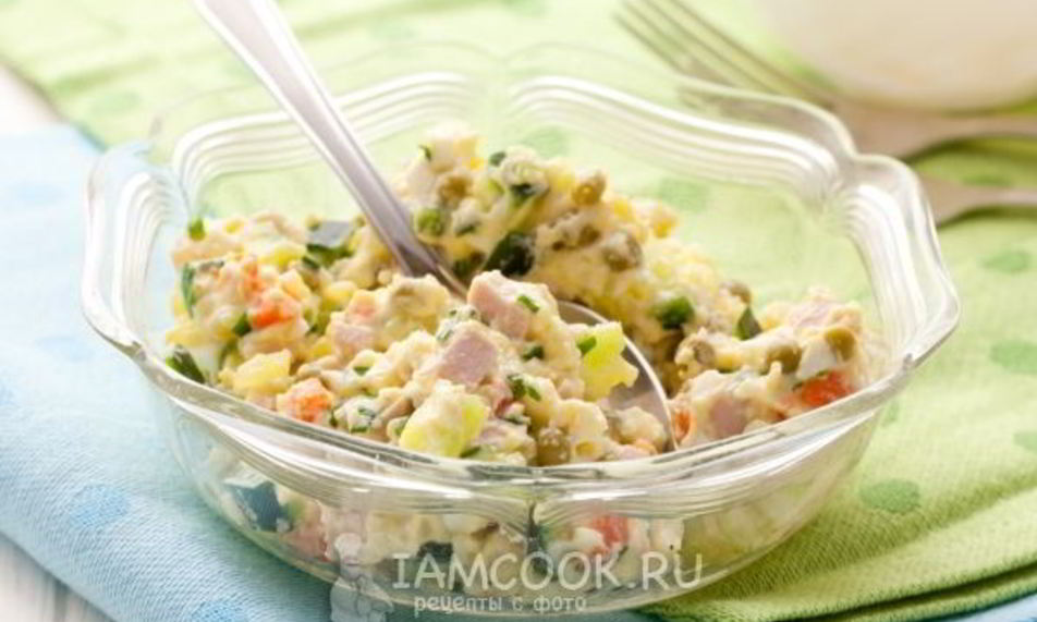 Рецепт салата оливье с колбасой и свежим огурцом