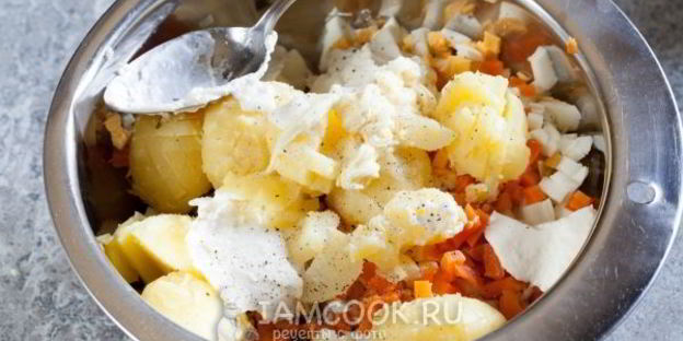 салат оливье с колбасой и свежим огурцом