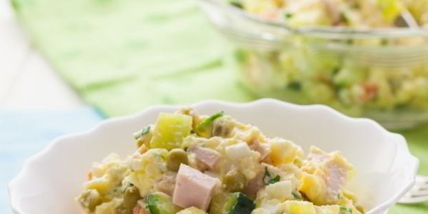 салат оливье с колбасой и свежим огурцом