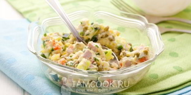 салат оливье с колбасой и свежим огурцом