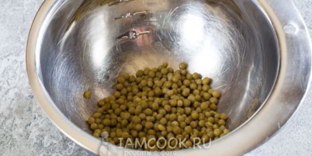 салат оливье с колбасой и свежим огурцом