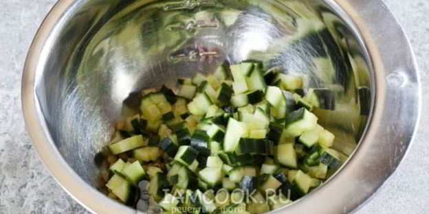 салат оливье с колбасой и свежим огурцом