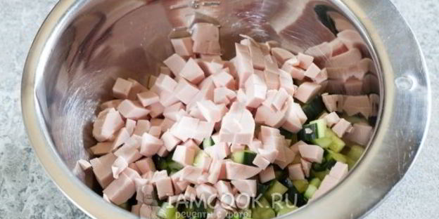 салат оливье с колбасой и свежим огурцом