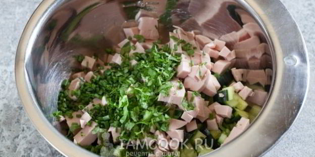 салат оливье с колбасой и свежим огурцом