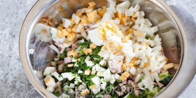 салат оливье с колбасой и свежим огурцом