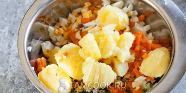 салат оливье с колбасой и свежим огурцом