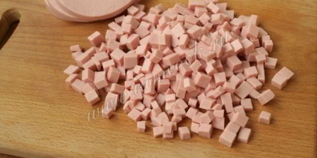 салат оливье с колбасой