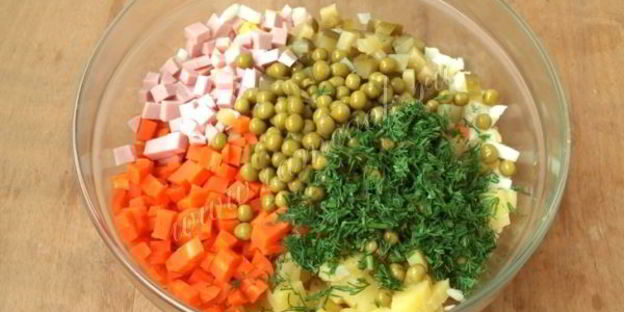 салат оливье с колбасой