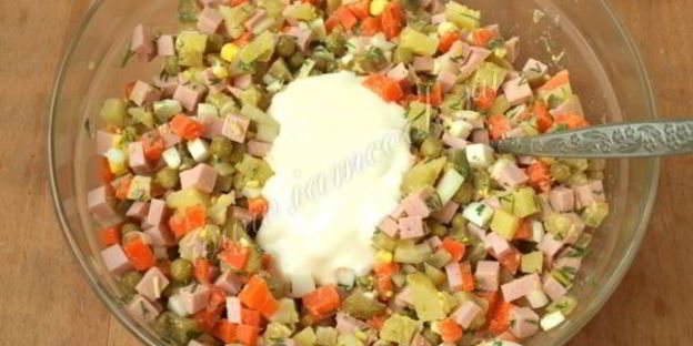 салат оливье с колбасой