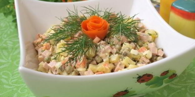 салат оливье с колбасой