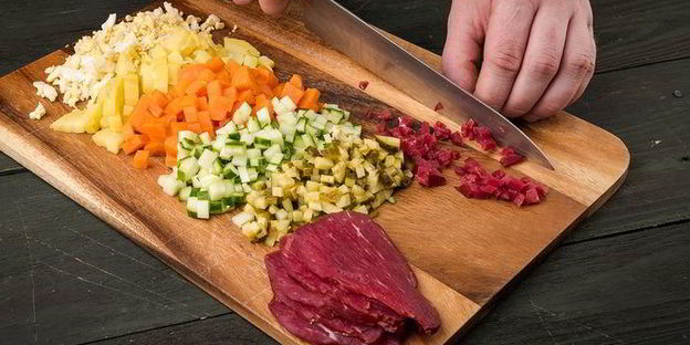 салат оливье с копченой говядиной