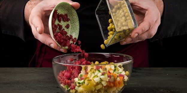 салат оливье с копченой говядиной