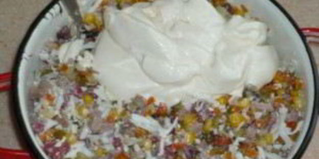 салат оливье с копченой колбасой