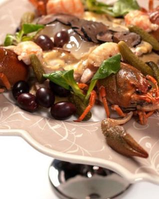 Салат Оливье с перепелиным мясом, раковыми шейками и трюфелем