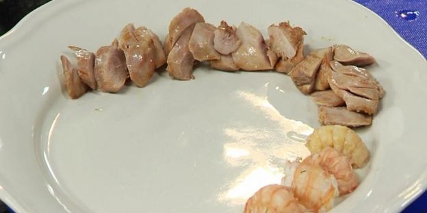 салат оливье с перепелиным мясом, раковыми шейками и трюфелем