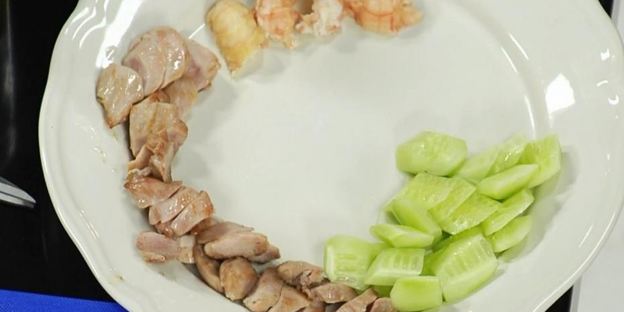 салат оливье с перепелиным мясом, раковыми шейками и трюфелем