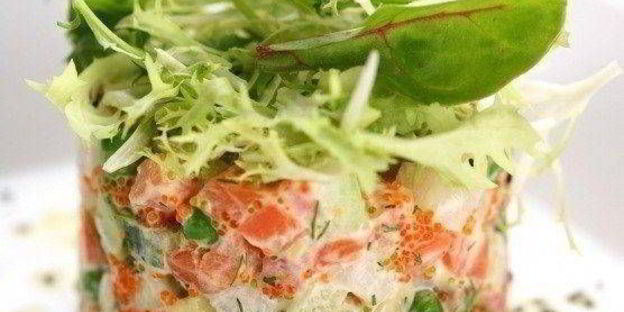 салат оливье с семгой и свежим огурцом