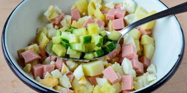 салат оливье со свежим огурцом