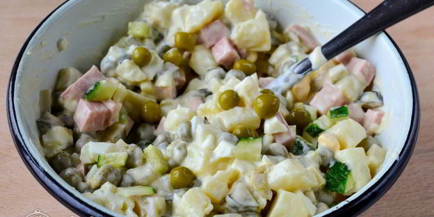 салат оливье со свежим огурцом