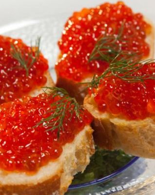 Салат оливье в бутерброде с икрой