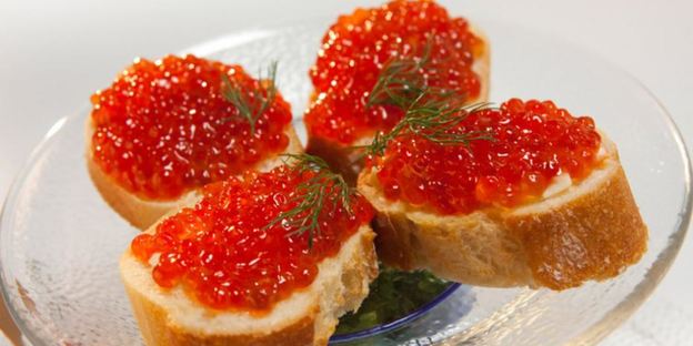 салат оливье в бутерброде с икрой