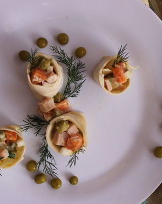 Салат Оливье в майонезном блинчике