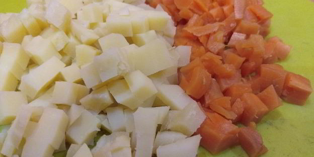 салат оливье в майонезном блинчике