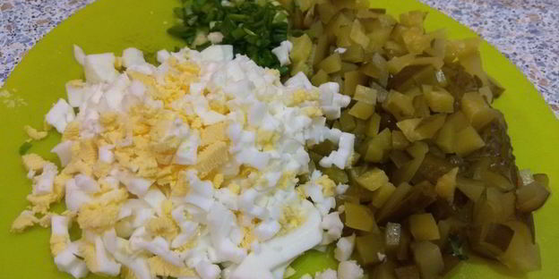 салат оливье в майонезном блинчике