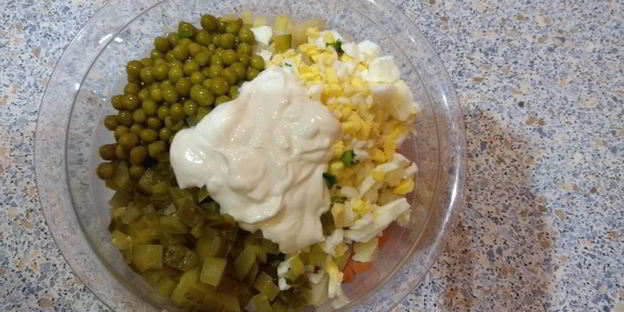 салат оливье в майонезном блинчике