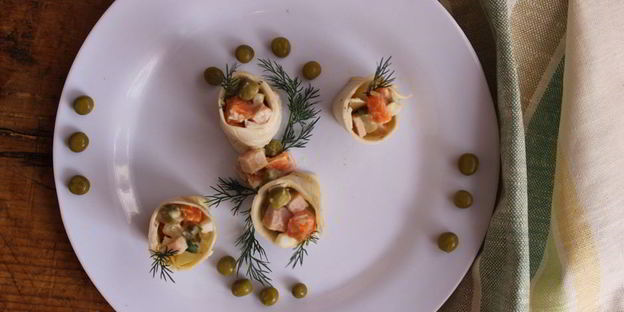 салат оливье в майонезном блинчике