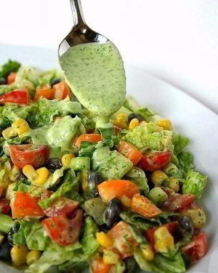 Овощной фитнес-салат с соусом из авокадо