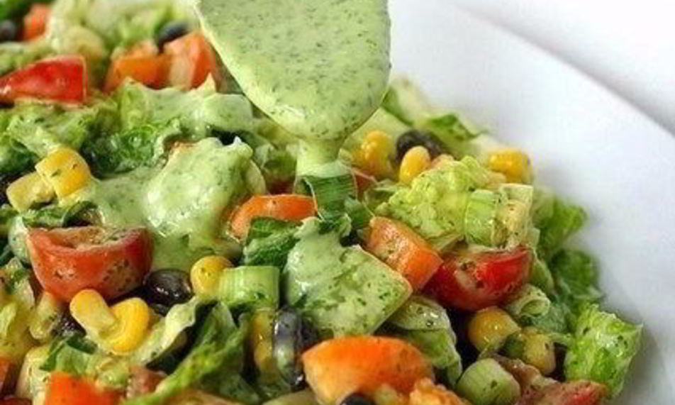 Рецепт овощного фитнеса-салата с соусом из авокадо