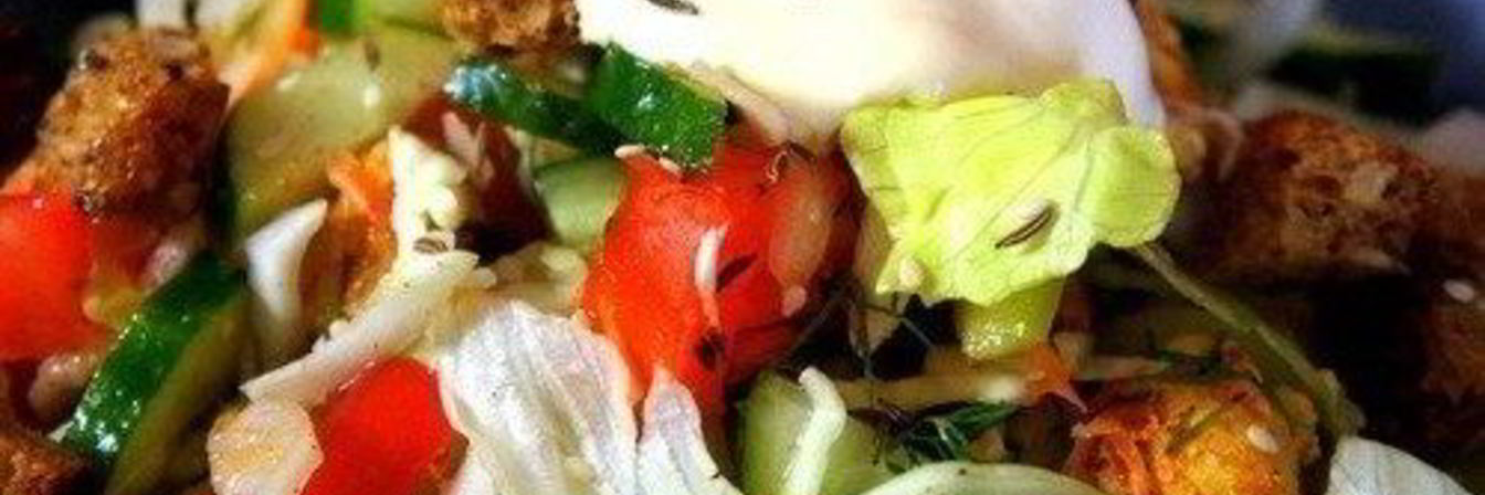 Овощной салат с куриной грудкой и хлебом