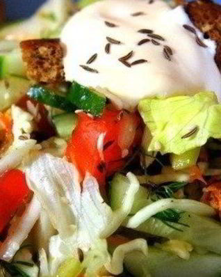 Овощной салат с куриной грудкой и хлебом