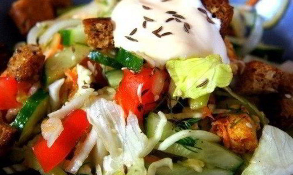 Рецепт овощного салата с куриной грудкоя и хлебома