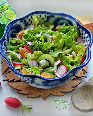 Овощной салат с редисом и мандаринами