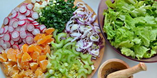 овощной салат с редисом и мандаринами