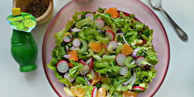 овощной салат с редисом и мандаринами