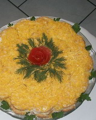 Рыбный салат с крекерами