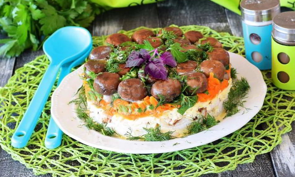 Рецепт салата грибная полянка с куриным филе