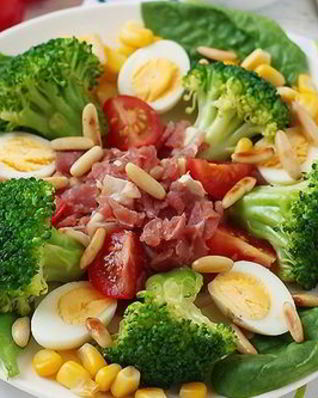 Салат из брокколи с перепелиным яйцом и беконом