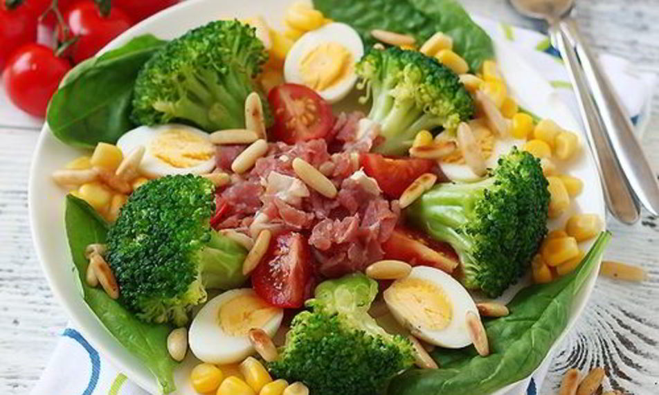 Рецепт салата из брокколи с перепелиным яйцом и беконом