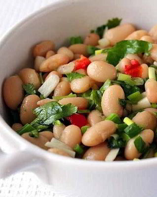 Салат из фасоли с чесноком