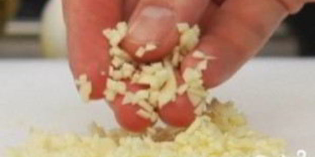 салат из фасоли с чесноком