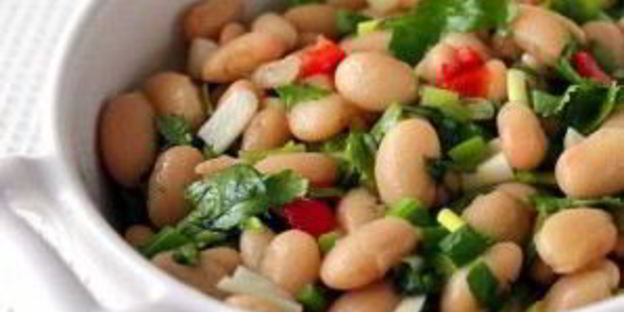 салат из фасоли с чесноком