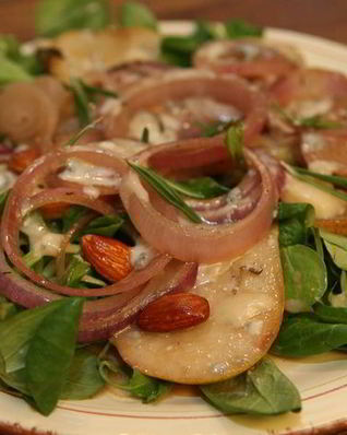 Салат из груш с карамелизированным луком и миндалем