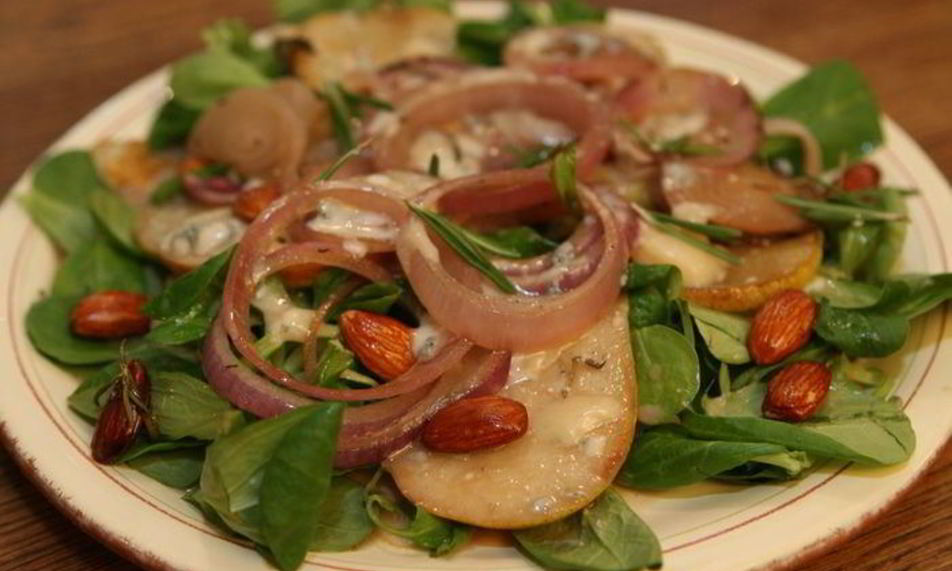 Рецепт салата из груш с карамелизированным луком и миндалем