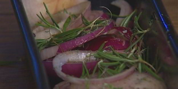 салат из груш с карамелизированным луком и миндалем