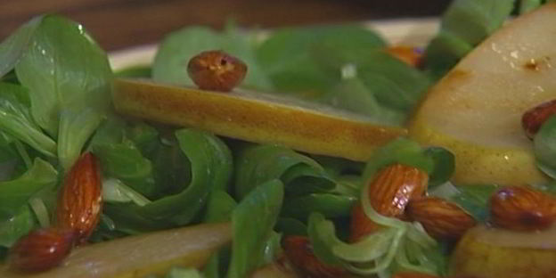 салат из груш с карамелизированным луком и миндалем