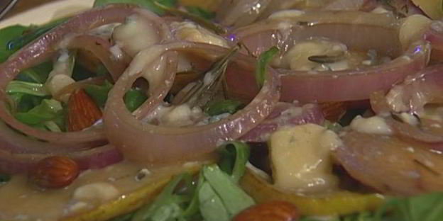 салат из груш с карамелизированным луком и миндалем